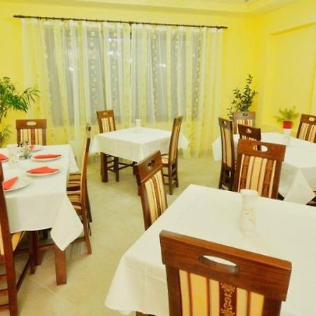 Camves Inn Sighetu Marmaţiei Buitenkant foto